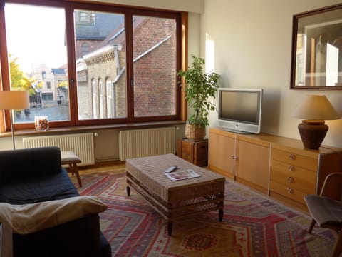 BelArté framing shop, spacious apartment with garage in the heart of Ieper Condominio in Ypres