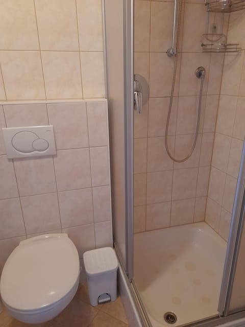 Shower, Toilet
