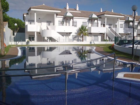 Property building, Day, Pool view, Swimming pool, Swimming pool