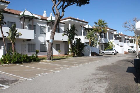 Property building, Facade/entrance, Parking