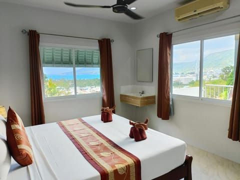 Photo of the whole room, Sea view