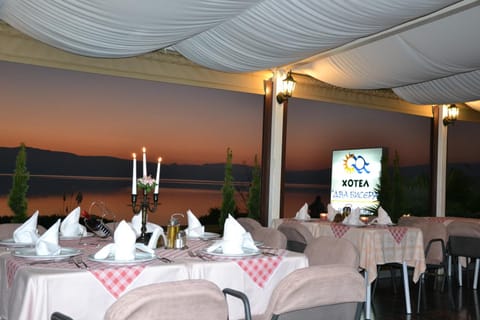 Restaurant/places to eat, Balcony/Terrace, Lake view, Sunset