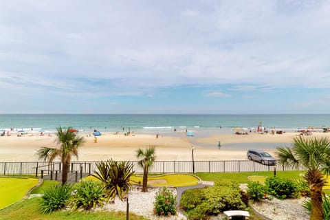 Atlantic Condos by the Beach Hotel in Daytona Beach Shores