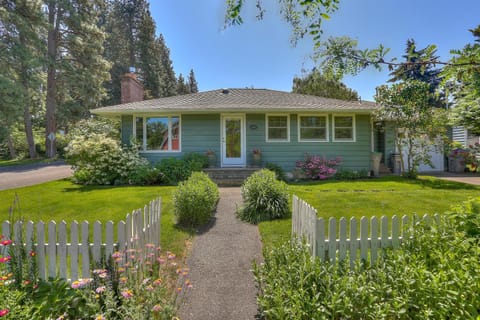 Living Color Cottage House in Hood River