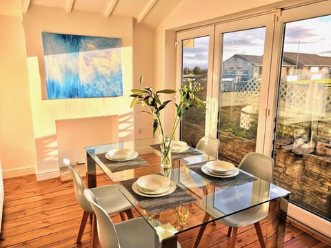 Photo of the whole room, Dining area, Garden view