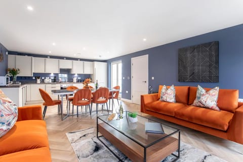 Elliot Oliver - Luxury Three Bedroom Town Centre Apartment With Parking Condo in Cheltenham