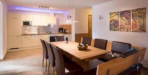 Kitchen or kitchenette, Seating area, Dining area