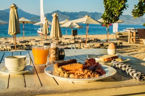 Day, Natural landscape, Beach, Mountain view, Sea view, Continental breakfast, Lunch, Dinner, Drinks