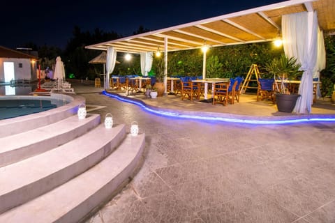 Restaurant/places to eat, Balcony/Terrace, Swimming pool