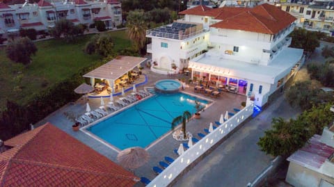 Property building, Bird's eye view, Swimming pool, sunbed