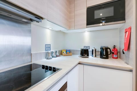 Kitchen or kitchenette, minibar, stove, toaster, kitchen