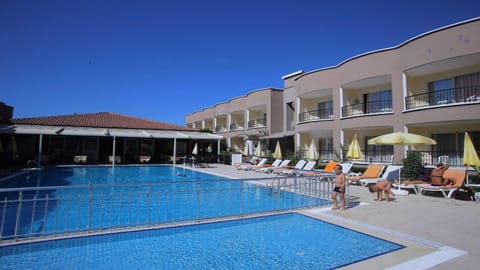 Property building, Day, Pool view, Swimming pool, Swimming pool, sunbed