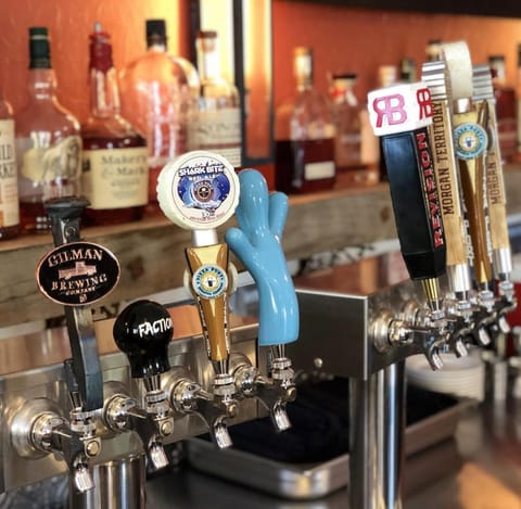 Lounge or bar, Drinks, Alcoholic drinks