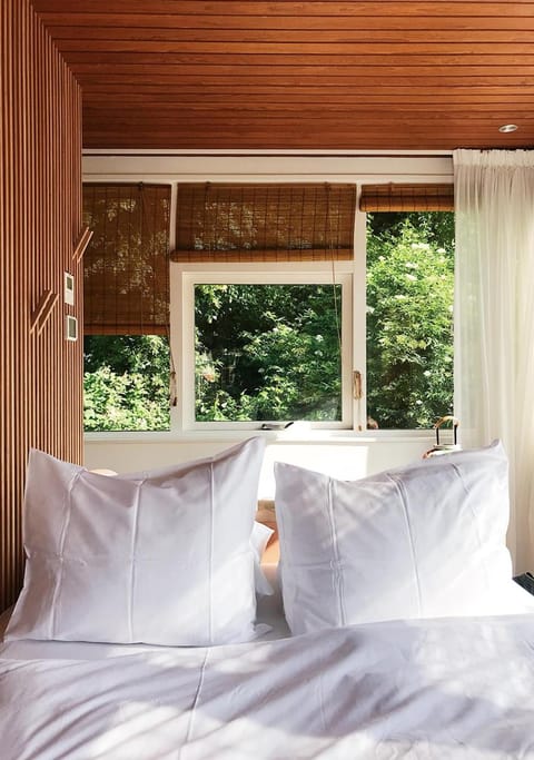 Bed, Day, Summer, Bedroom, Garden view, Garden view