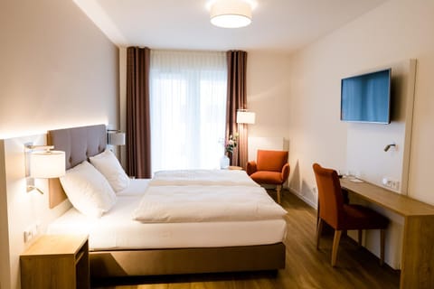Bed, TV and multimedia, Photo of the whole room, hair dresser