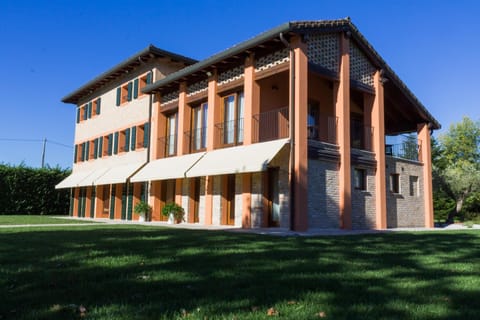 Property building, Facade/entrance, Natural landscape, Solarium, Living room, Parking