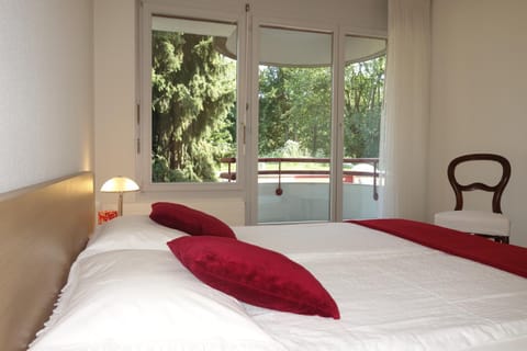 Bed, Bedroom, Garden view