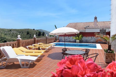 Property building, Day, Pool view, Swimming pool, sunbed