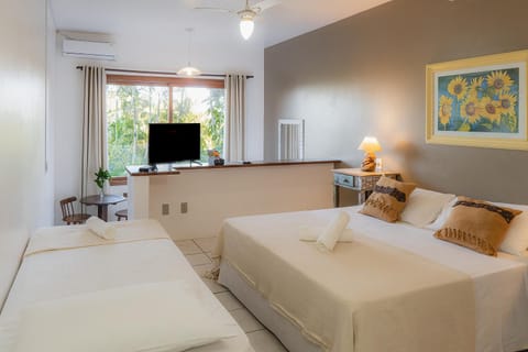 Bed, TV and multimedia, Bedroom, Garden view