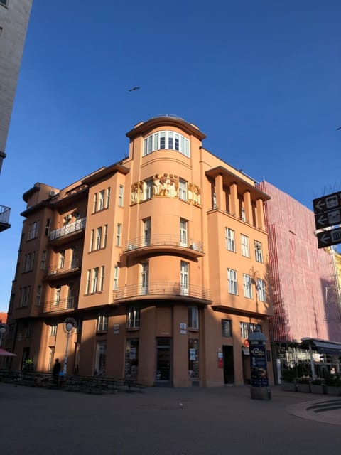 Facade/entrance, Day, Decorative detail, On site, Landmark view, Street view