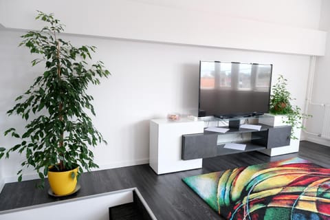 Communal lounge/ TV room, TV and multimedia, Living room, Seating area