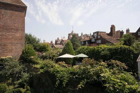 Medieval Town House - Walled Garden Sleeps 8 Casa in Rother District