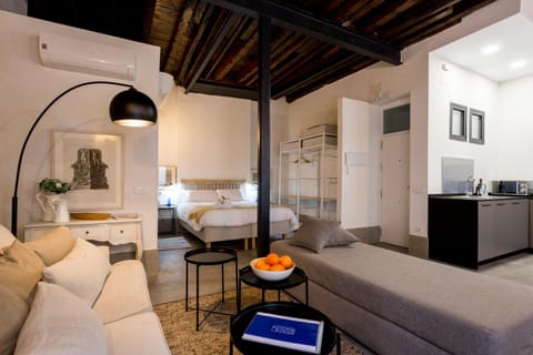 Oak & Sandstone Studio - Space Maison Apartments Condominio in Seville