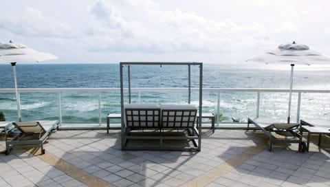 Property building, View (from property/room), Balcony/Terrace, Sea view, sunbed