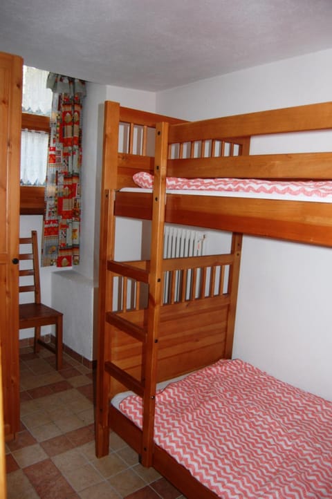 Bedroom, bunk bed