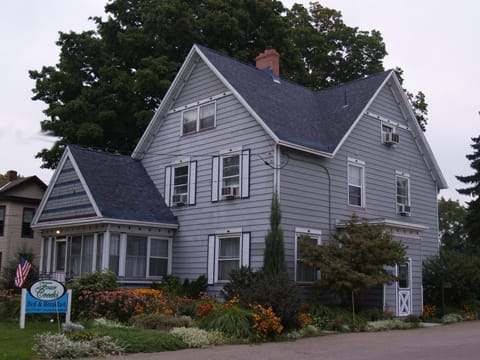 Four Creeks Bed&Breakfast Bed and Breakfast in Lake Erie