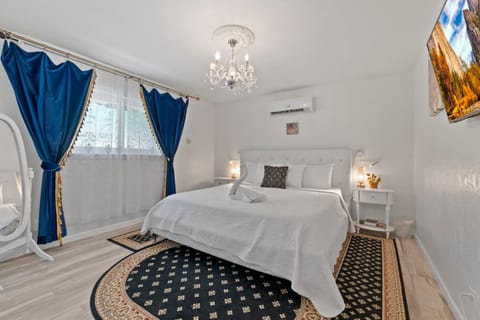 Bed, TV and multimedia, Photo of the whole room, Bedroom, air conditioner