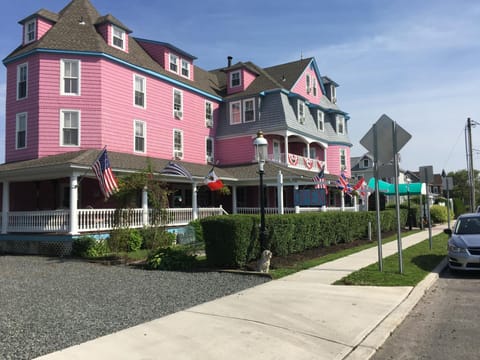 The Grenville Hotel and Restaurant Auberge in Bay Head