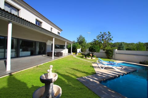 Facade/entrance, BBQ facilities, Garden, Balcony/Terrace, Dining area, Swimming pool