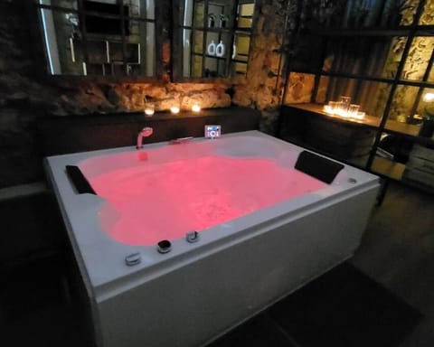 Hot Tub, Massage, Spa and wellness centre/facilities