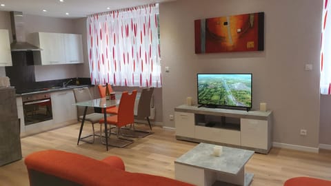 Communal lounge/ TV room, TV and multimedia, Living room, Seating area, Dining area, oven, stove