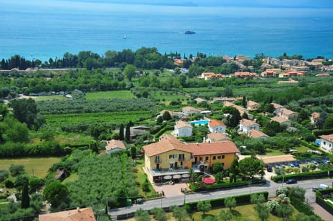 Property building, Facade/entrance, Neighbourhood, Bird's eye view, Garden, Lake view, Street view