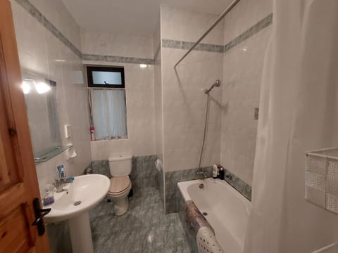 Private Double Bedroom & private bathroom & shared kitchen Urlaubsunterkunft in Saint Paul's Bay
