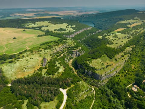 Nearby landmark, Natural landscape, Location