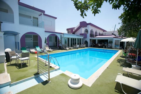 Property building, Patio, Day, Pool view, Swimming pool, sunbed