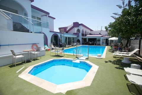 Property building, Patio, Day, Pool view, Swimming pool, sunbed