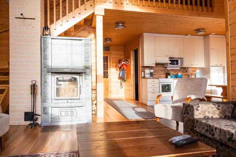 Kitchen or kitchenette, Dining area, fireplace, oven