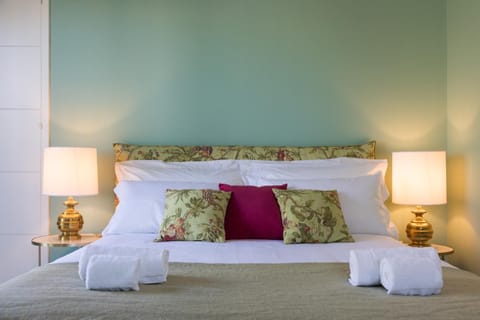 Bed, Photo of the whole room, Decorative detail, Bedroom