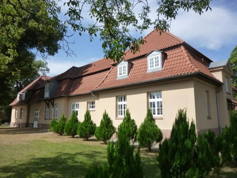 Property building, Facade/entrance, Garden, Garden view