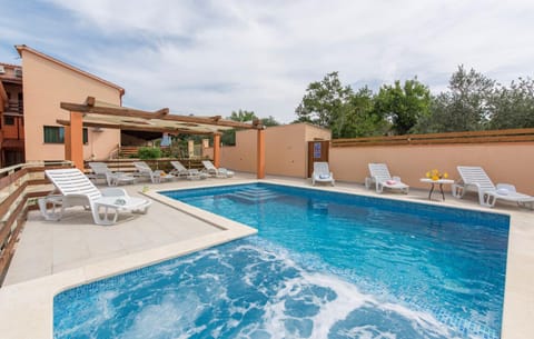 E-M Apartments with Private pool Alojamiento y desayuno in Pula