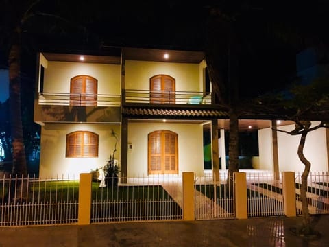 Casa ampla próxima da praia - Praia de Palmas Maison in Florianopolis