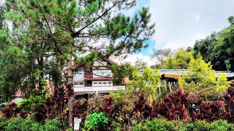 Log Cabin Hotel - Safari Lodge Baguio Inn in Baguio