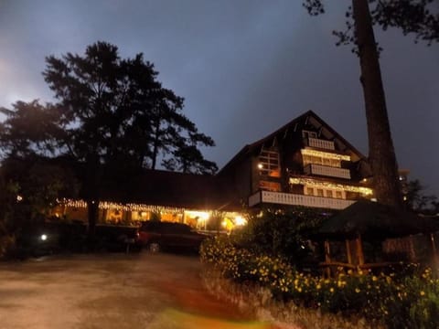 Log Cabin Hotel - Safari Lodge Baguio Auberge in Baguio