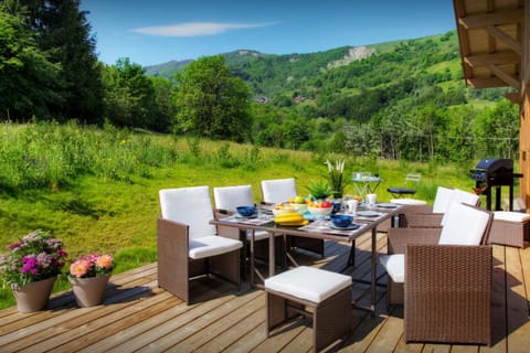 Spring, Day, Natural landscape, BBQ facilities, Garden, Seating area, Dining area, Garden view, Mountain view