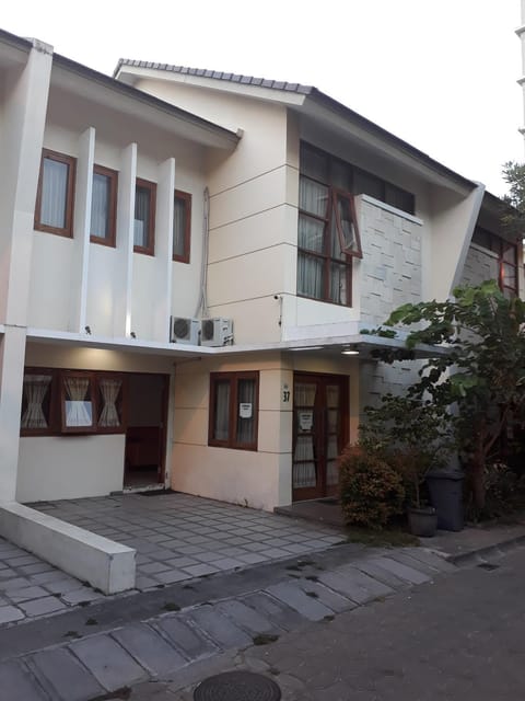 Awana Town House AT 37 House in Yogyakarta