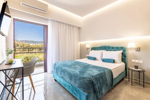 Bed, Natural landscape, TV and multimedia, Photo of the whole room, Seating area, Bedroom, air conditioner